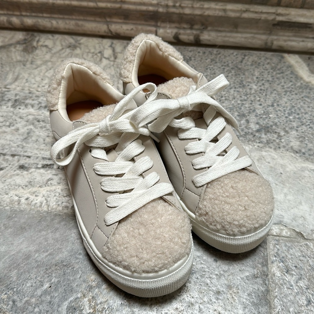 NWOT girls Sherpa sneakers